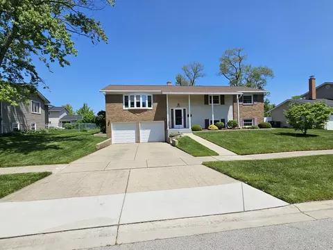1058 E Plate Dr, Palatine, IL 60074