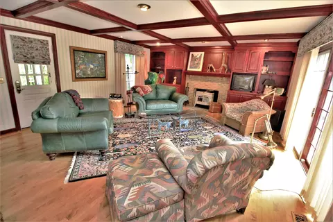 Living - 16556 County Line Rd, Capron, IL 61012 photo 2 of 7