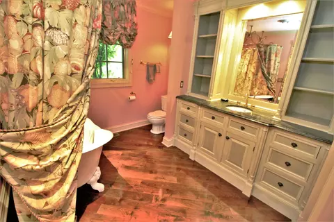 Bath - 16556 County Line Rd, Capron, IL 61012 photo 2 of 7