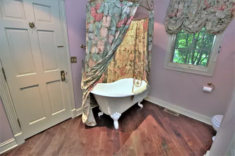 Bath - 16556 County Line Rd, Capron, IL 61012 photo 3 of 7