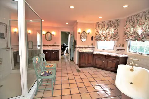 Bath - 16556 County Line Rd, Capron, IL 61012 photo 7 of 7