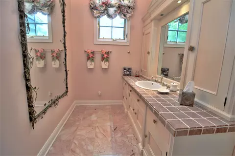 Bath - 16556 County Line Rd, Capron, IL 61012 photo 5 of 7