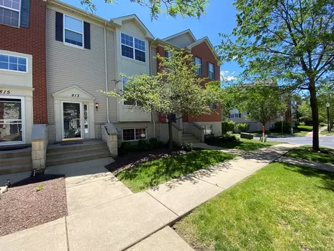 813 Lewisburg Ln, Aurora, IL 60504