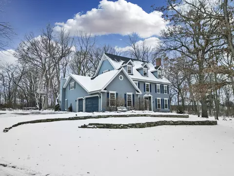 1677 Barberry Cir, Freeport, IL 61032