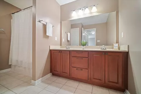 Bath - 2327 Callard Ln, Normal, IL 61761 photo 3 of 4