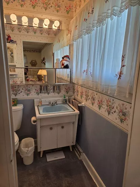 Bath - 15211 Hamlin Ave, Midlothian, IL 60445 photo 1 of 2