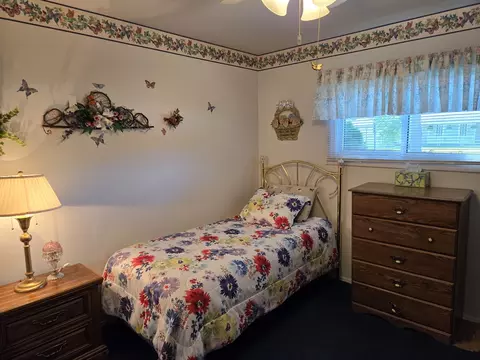 Bedroom - 15211 Hamlin Ave, Midlothian, IL 60445 photo 1 of 4