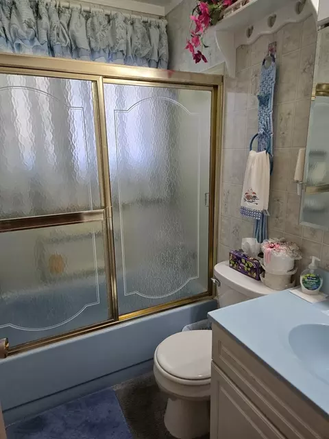 Bath - 15211 Hamlin Ave, Midlothian, IL 60445 photo 2 of 2
