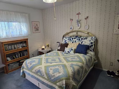 Bedroom - 15211 Hamlin Ave, Midlothian, IL 60445 photo 2 of 4