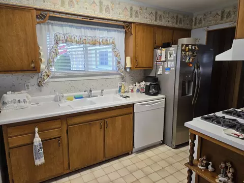 Kitchen - 15211 Hamlin Ave, Midlothian, IL 60445 photo 1 of 1