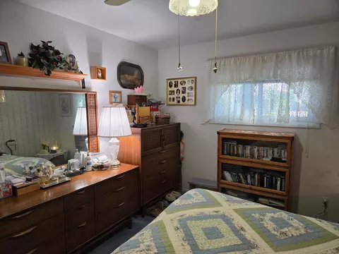 Bedroom - 15211 Hamlin Ave, Midlothian, IL 60445 photo 3 of 4