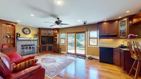 Living - 724 Eastchester Rd, Wheeling, IL 60090 photo 3 of 4