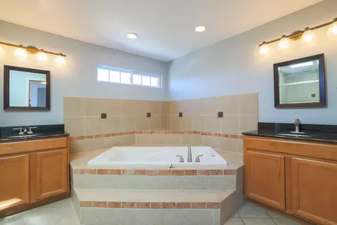 Bath - 1421 Blume Dr, Elgin, IL 60124 photo 3 of 6
