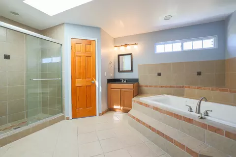 Bath - 1421 Blume Dr, Elgin, IL 60124 photo 4 of 6