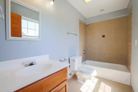 Bath - 1421 Blume Dr, Elgin, IL 60124 photo 1 of 6