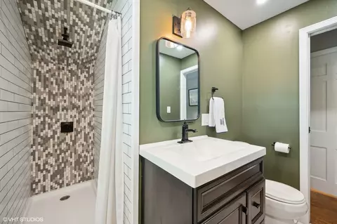 Bath - 2814 Simpson St, Evanston, IL 60201 photo 2 of 3