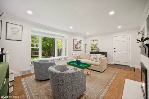 Living - 2814 Simpson St, Evanston, IL 60201 photo 2 of 9