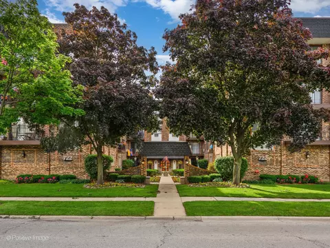 722 Graceland Ave #212, Des Plaines, IL 60016