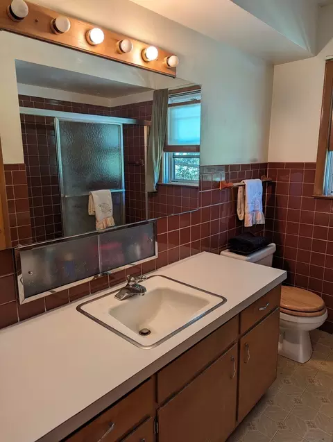 Bath - 1519 S Float Ave, Freeport, IL 61032 photo 1 of 2