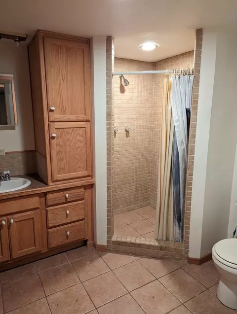 Bath - 1519 S Float Ave, Freeport, IL 61032 photo 2 of 2