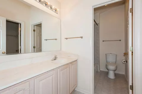 Bath - 2269 Moser Ln, Algonquin, IL 60102 photo 2 of 5