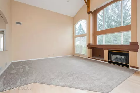 Living - 2269 Moser Ln, Algonquin, IL 60102 photo 2 of 6
