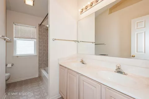 Bath - 2269 Moser Ln, Algonquin, IL 60102 photo 4 of 5