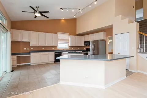 Kitchen - 2269 Moser Ln, Algonquin, IL 60102 photo 1 of 2
