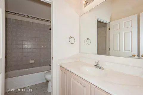 Bath - 2269 Moser Ln, Algonquin, IL 60102 photo 3 of 5
