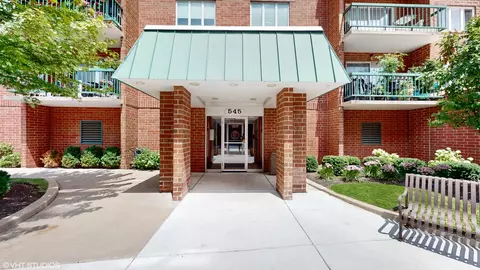 545 S River Rd #705, Des Plaines, IL 60016