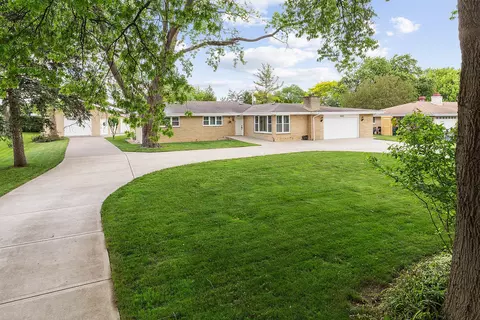 8040 Tennessee Ave, Willowbrook, IL 60527