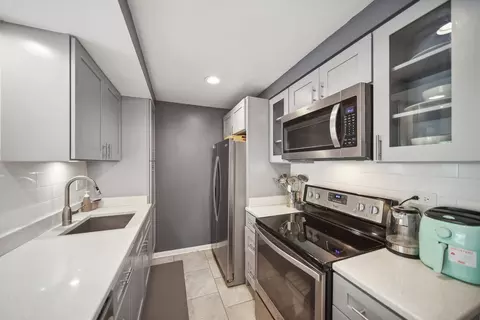Kitchen - 8801 Robin Dr #B, Des Plaines, IL 60016 photo 1 of 3