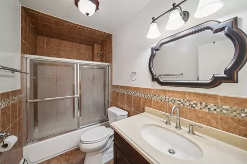 Bath - 8801 Robin Dr #B, Des Plaines, IL 60016 photo 2 of 2