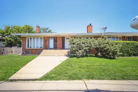 8801 Robin Dr #B, Des Plaines, IL 60016