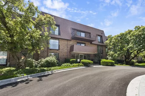 4000 Dundee Rd #304, Northbrook, IL 60062
