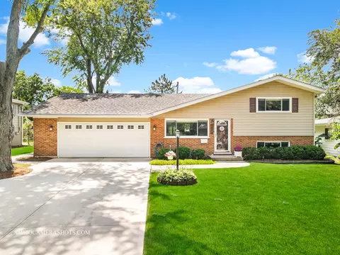 628 Ranch Rd, Wheaton, IL 60187