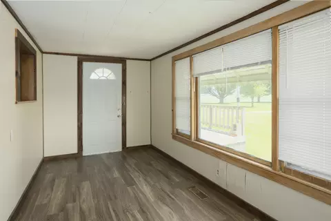 Living - 670 E 2300 North Rd, Danforth, IL 60930 photo 6 of 6