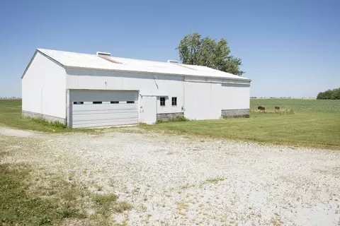 Exterior - 670 E 2300 North Rd, Danforth, IL 60930 photo 2 of 5