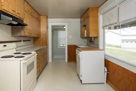 Kitchen - 670 E 2300 North Rd, Danforth, IL 60930 photo 1 of 3