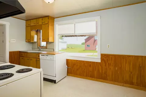 Kitchen - 670 E 2300 North Rd, Danforth, IL 60930 photo 2 of 3