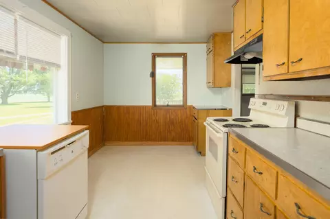 Kitchen - 670 E 2300 North Rd, Danforth, IL 60930 photo 3 of 3