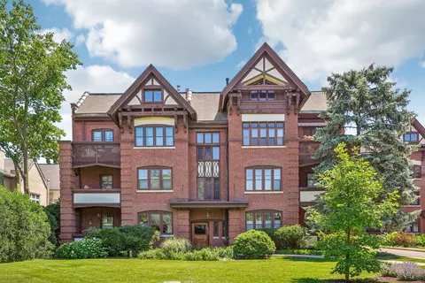 110 S East Ave #3S, Oak Park, IL 60302