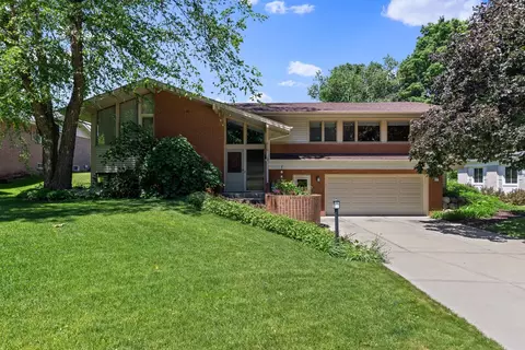 818 Roxbury Rd, Rockford, IL 61107