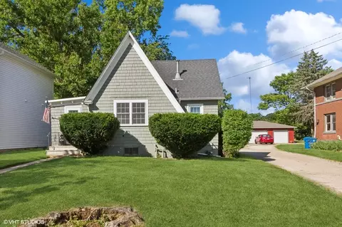 154 N Main St, Burlington, IL 60109