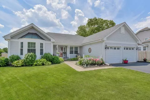 44 White Fence Trl, Streamwood, IL 60107