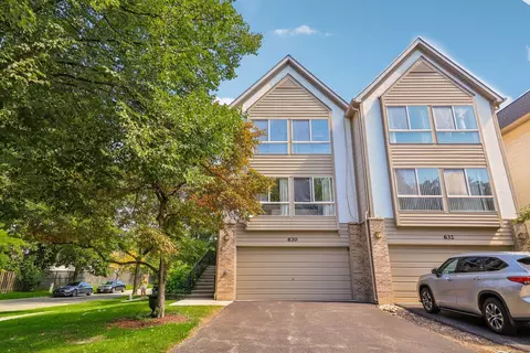 630 Diamond Pointe Dr, Mundelein, IL 60060