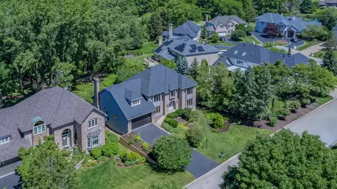 8800 Royal Swan Ln, Darien, IL 60561