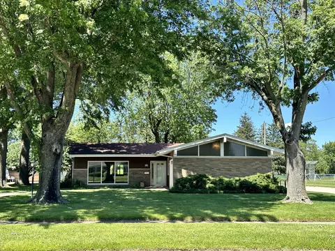 160 W 3rd St, Coal City, IL 60416