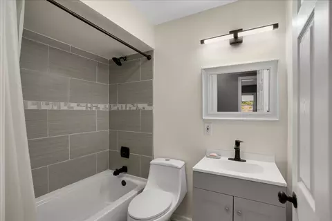 Bath - 295 E 148th Pl, Harvey, IL 60426 photo 1 of 2