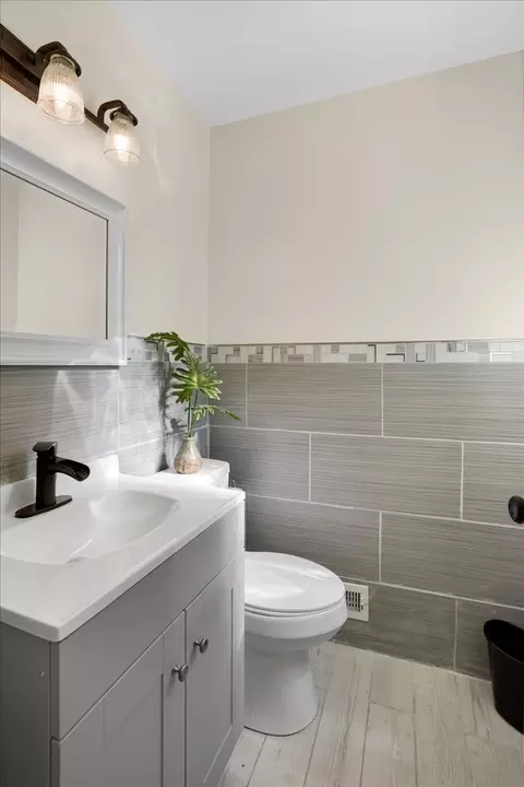 Bath - 295 E 148th Pl, Harvey, IL 60426 photo 2 of 2